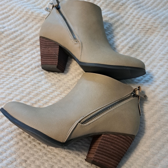 Torrid Side Zip Heel Bootie Size 10WW - Picture 2 of 11